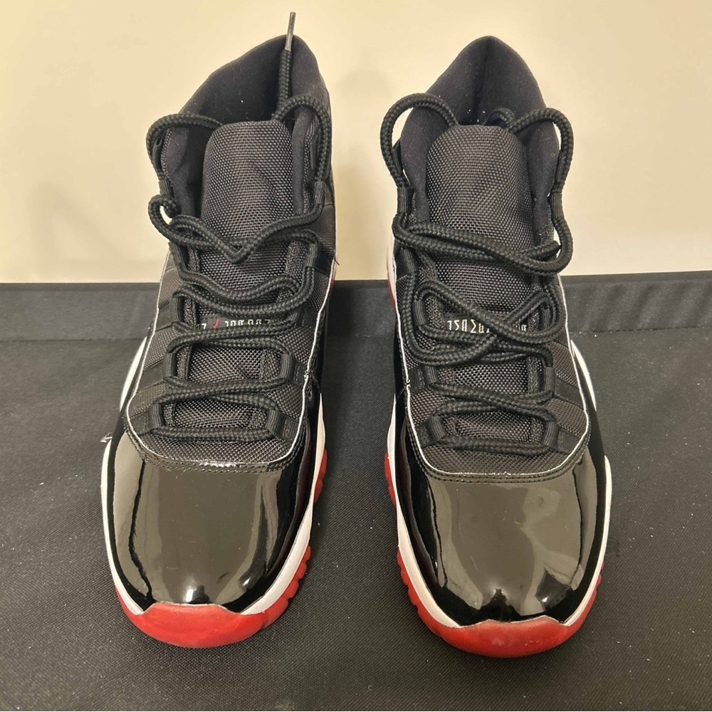 Jordan 11 Retro Playoffs Bred
(2019) Men's - 378037-061 - US Size 12